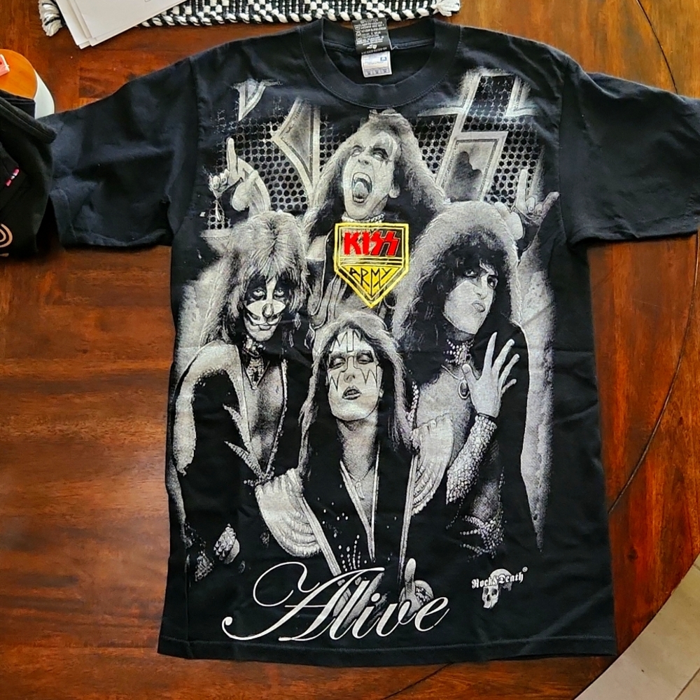 Kiss army tshirt in medium